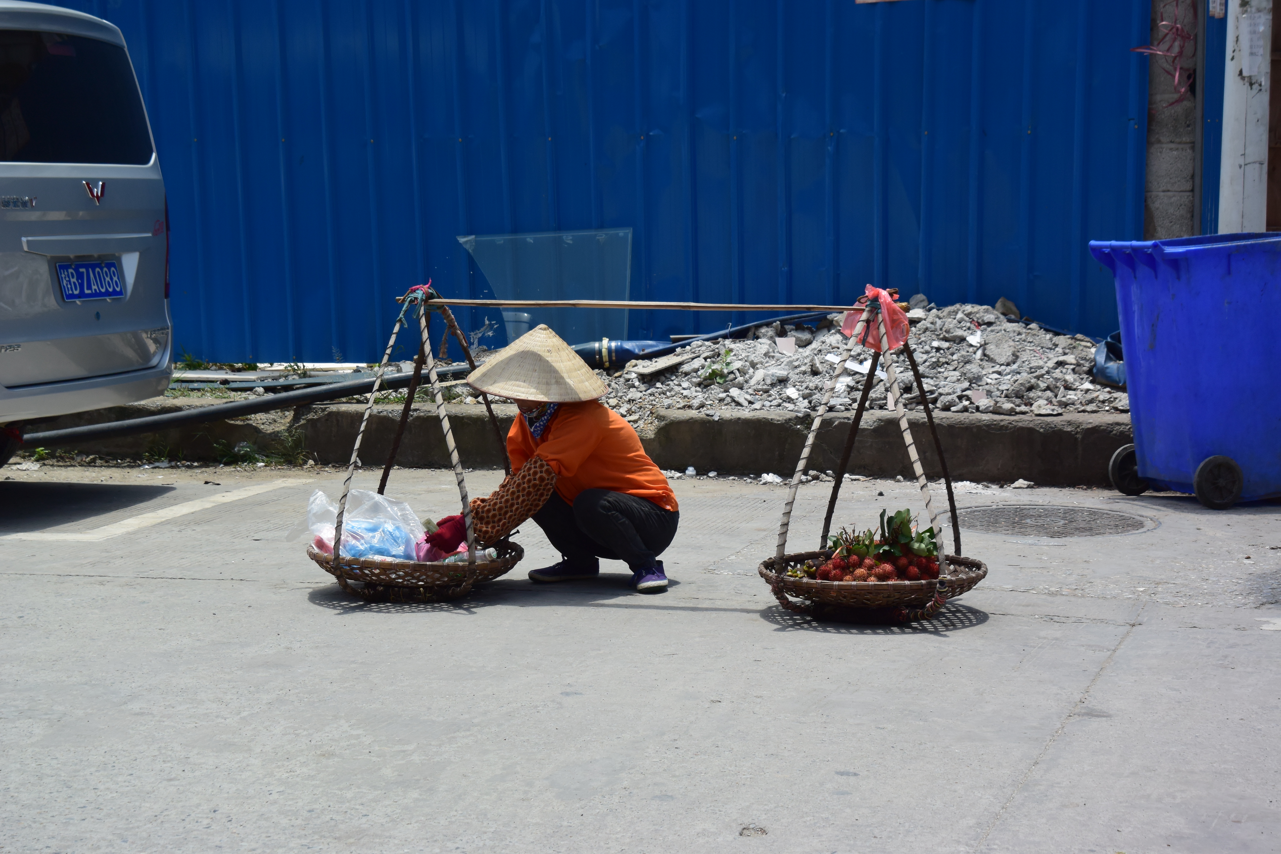 果物を売るベトナム人女性